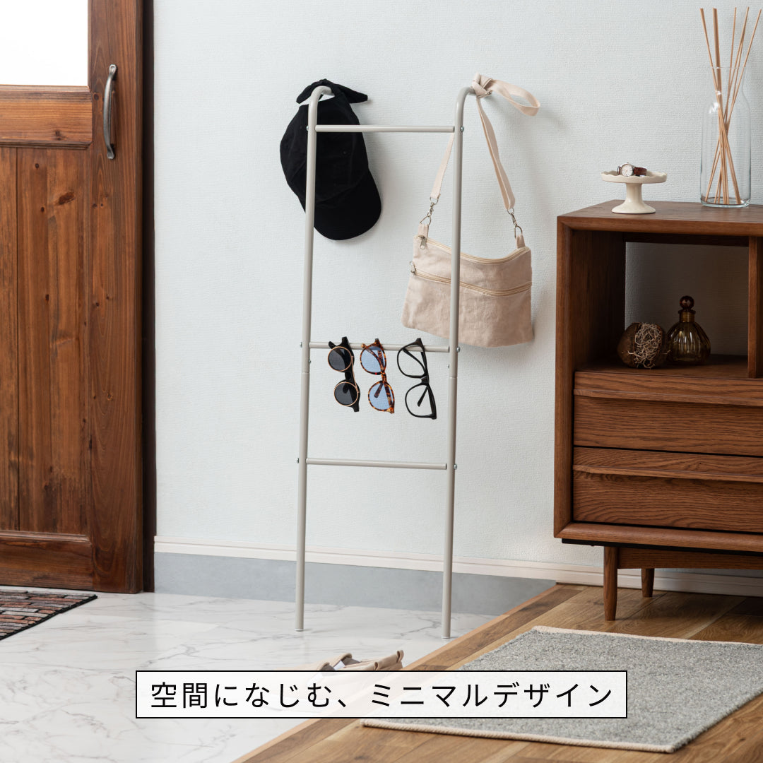 玄関や寝室のちょい掛けに便利な壁に立てかけるスリムハンガーラック