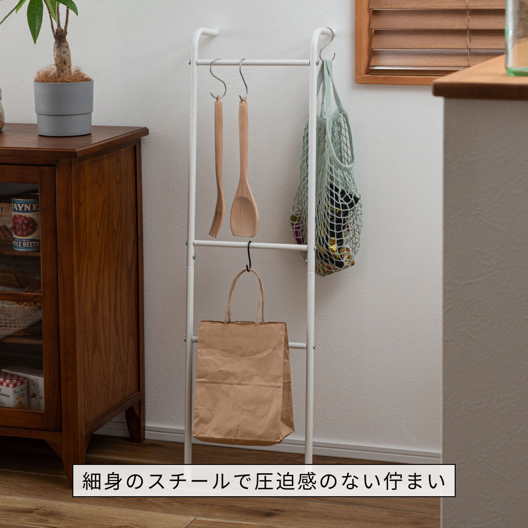玄関や寝室のちょい掛けに便利な壁に立てかけるスリムハンガーラック