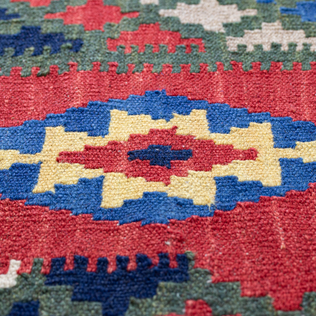 ペルシャ手織魔除けや幸福のモチーフを織り込んだカラフルなキリム